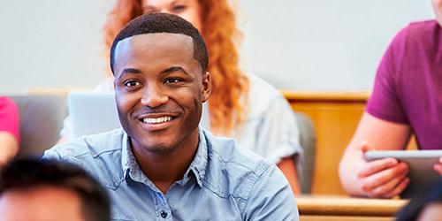 年轻的非裔美国客座学生坐在教室里